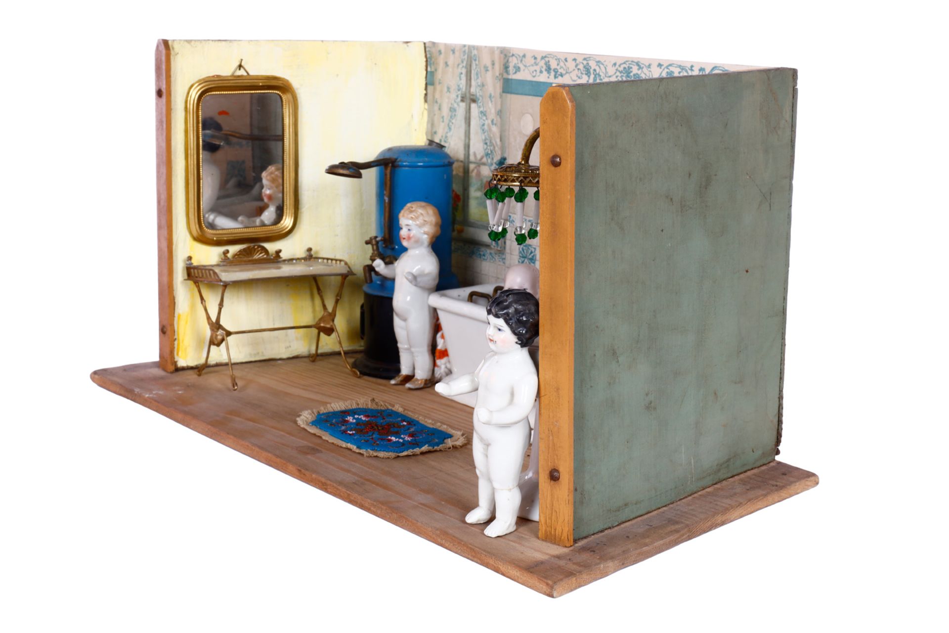Puppen-Badezimmer, mit Porzellan-Badewanne, Toilette, Waschbecken und 3 Badepüppchen (1 Fuß - Image 4 of 4