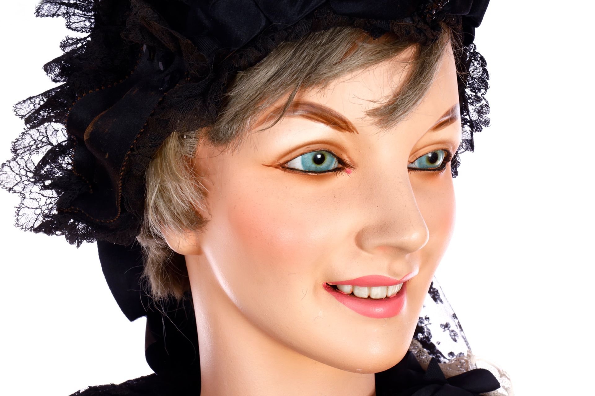 Schaufensterpuppe, eingesetzte Augen, schöner Umhang mit Brosche und passender Haube, teilweise - Image 2 of 7
