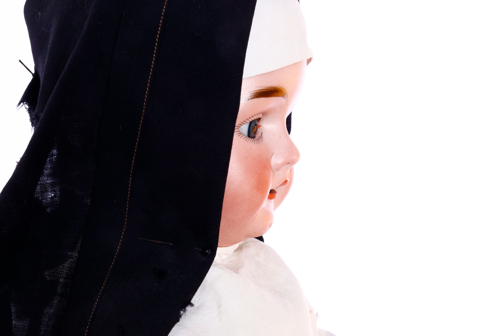 Biskuitporzellan-Kurbelkopf-Puppe, als Nonne bekleidet, gemarkt ”Germany”, blaue Schlafaugen, - Image 4 of 7
