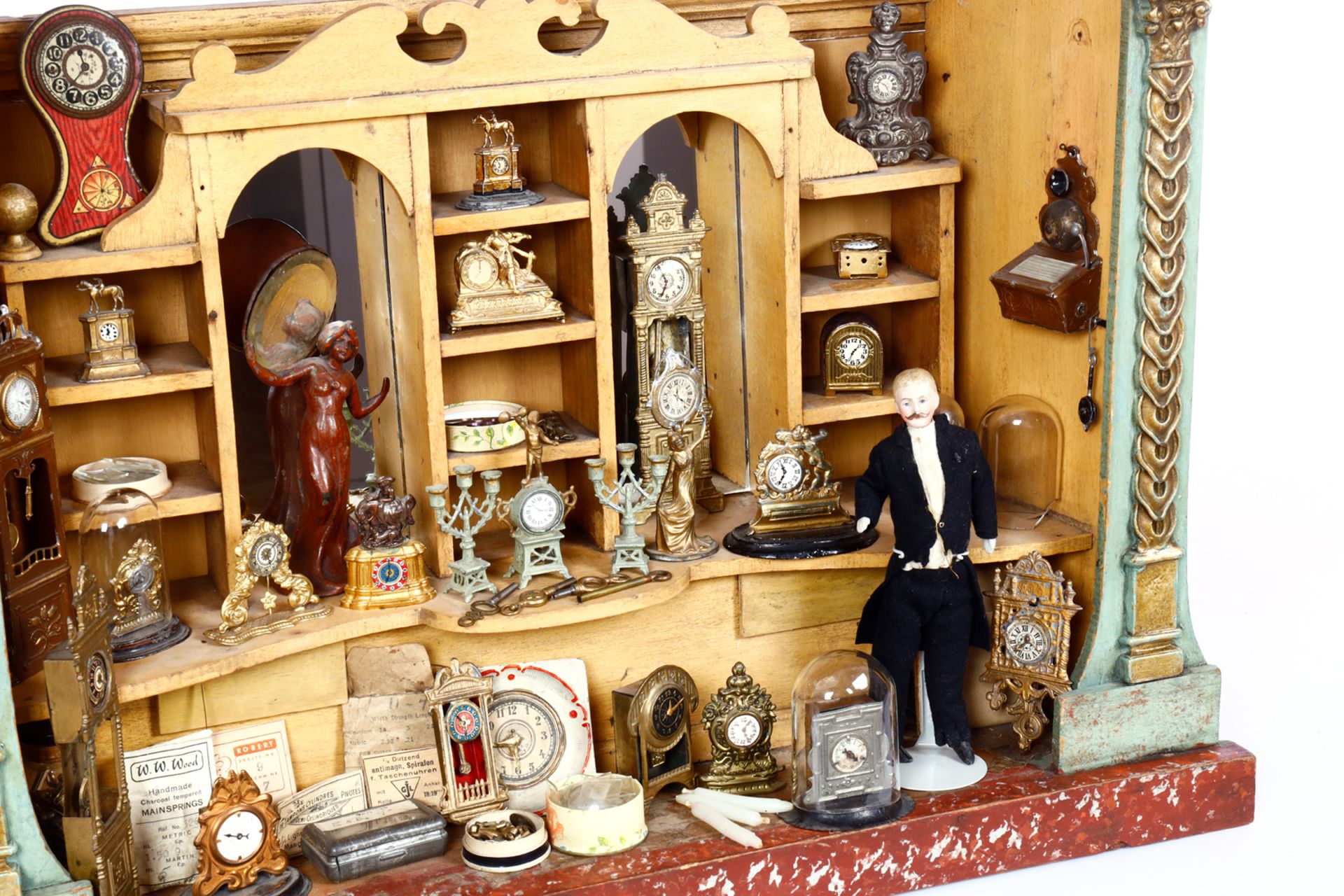 Französischer Kaufladen, eingerichtet als Uhrenladen, mit vielen hochwertigen Zinn- und - Image 3 of 5