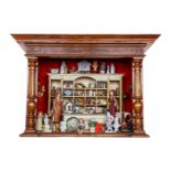 Gründerzeit-Kleinmöbel als Antiquitätenladen, überreich dekoriert mit sehr schönem, teils seltenem