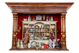 Gründerzeit-Kleinmöbel als Antiquitätenladen, überreich dekoriert mit sehr schönem, teils seltenem