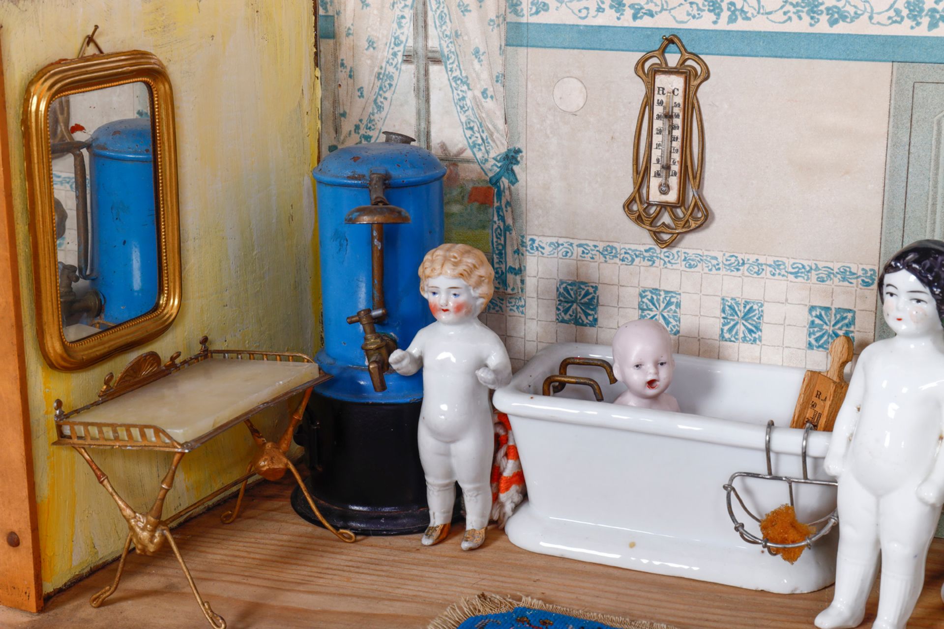 Puppen-Badezimmer, mit Porzellan-Badewanne, Toilette, Waschbecken und 3 Badepüppchen (1 Fuß - Image 2 of 4