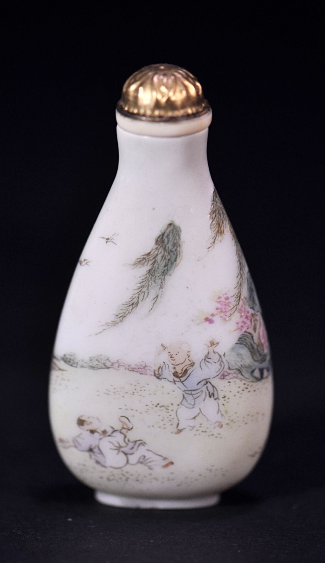 Qing dynasty 18th century white Peking glass snuff bottle - Image 2 of 3