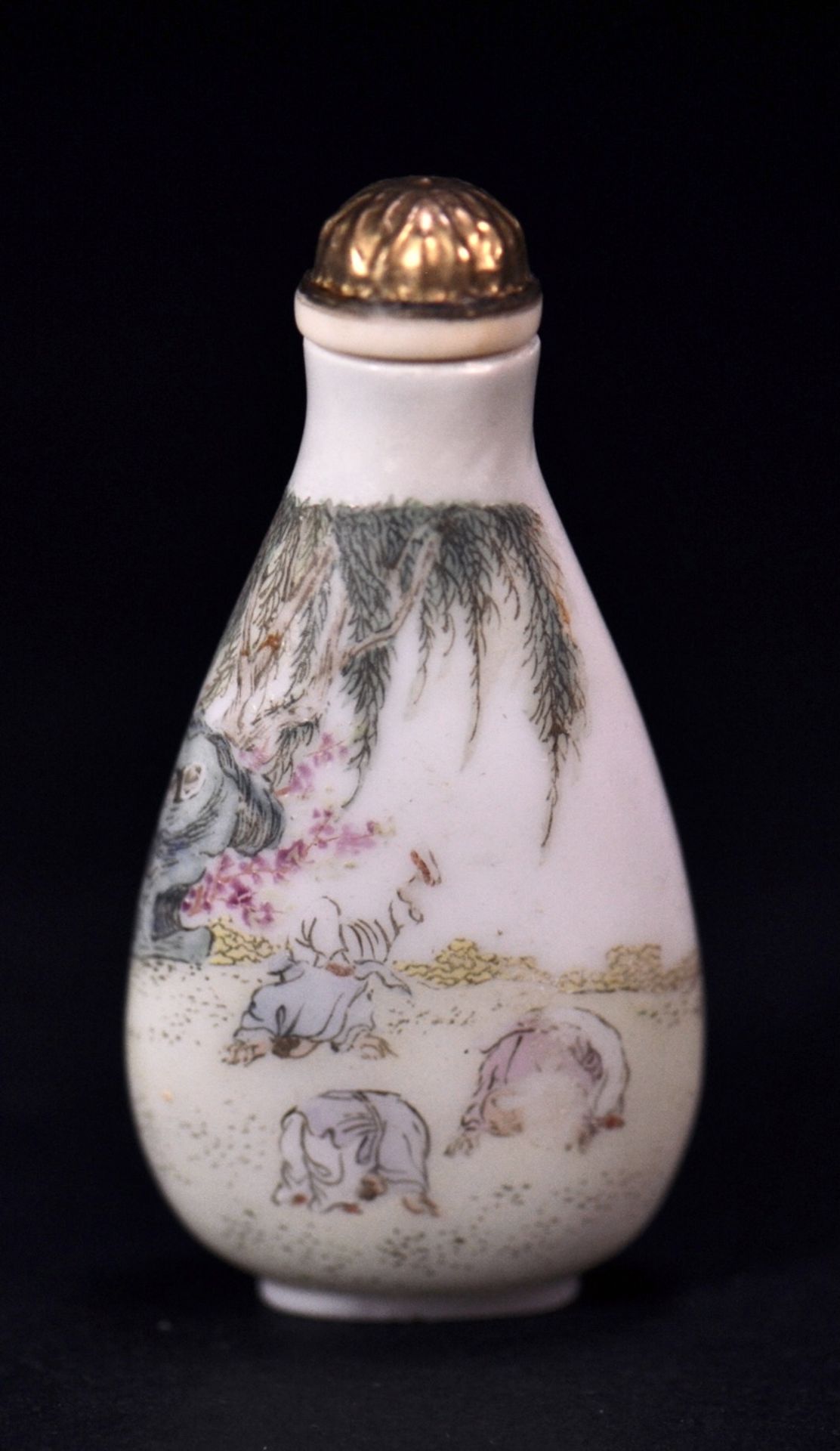 Qing dynasty 18th century white Peking glass snuff bottle