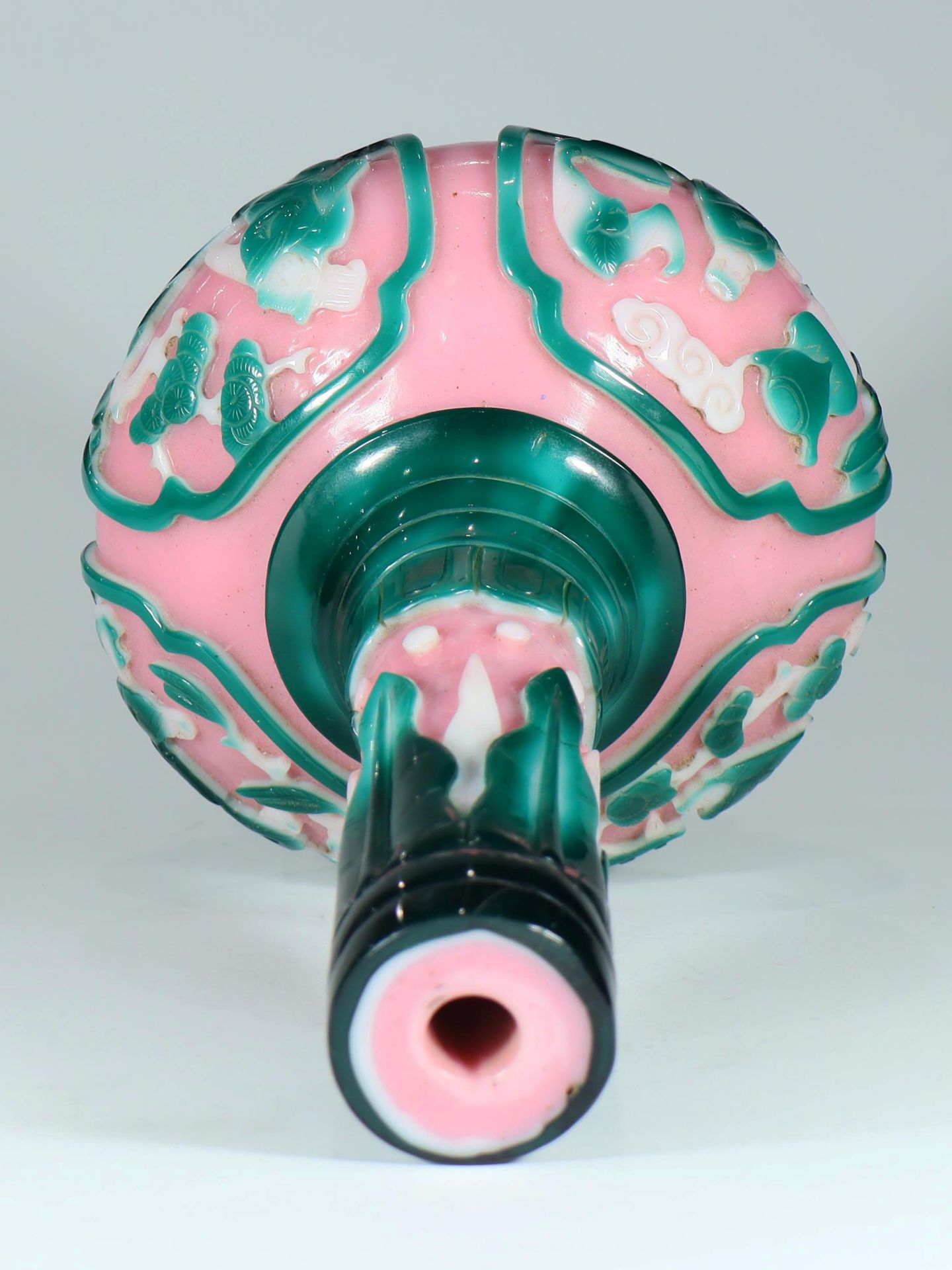 A Peking glass vase - Image 2 of 4