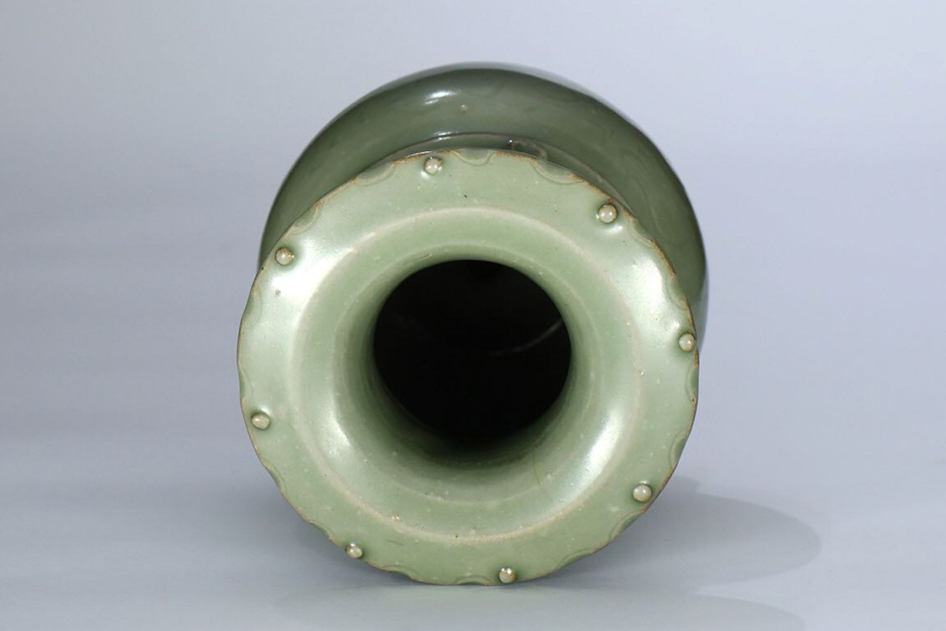 A 14th century Long Quan kiln celadon vase - Bild 3 aus 4