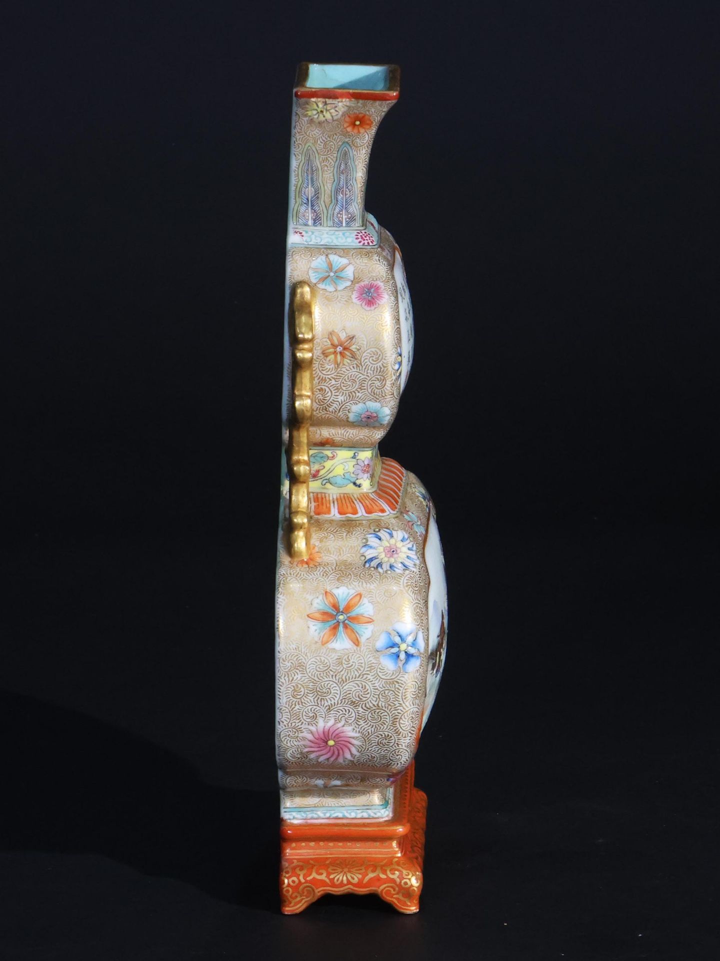 A famille rose wall vase in the shape of double gourd - Bild 3 aus 5