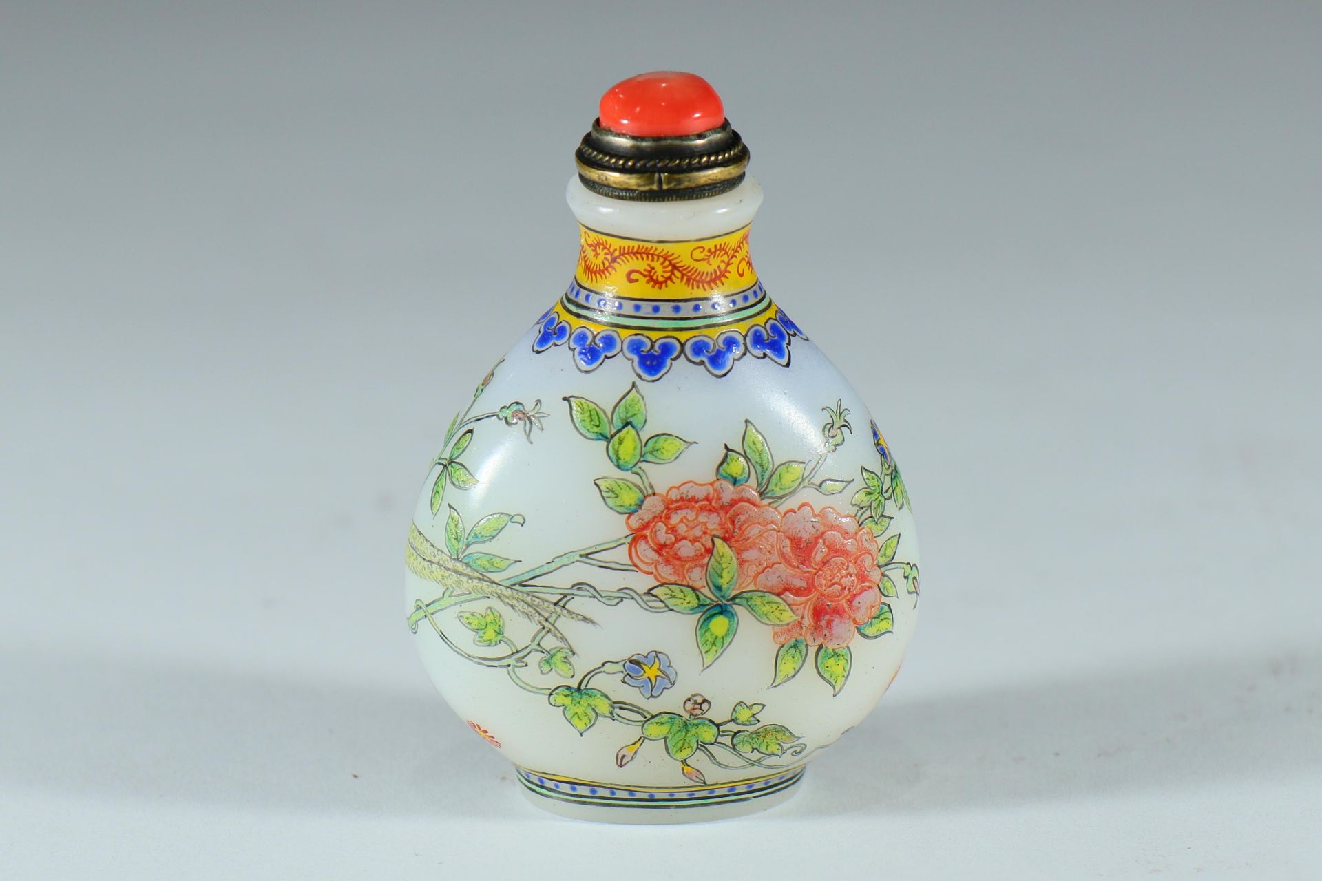 A Peking glass snuff bottle - Bild 2 aus 3