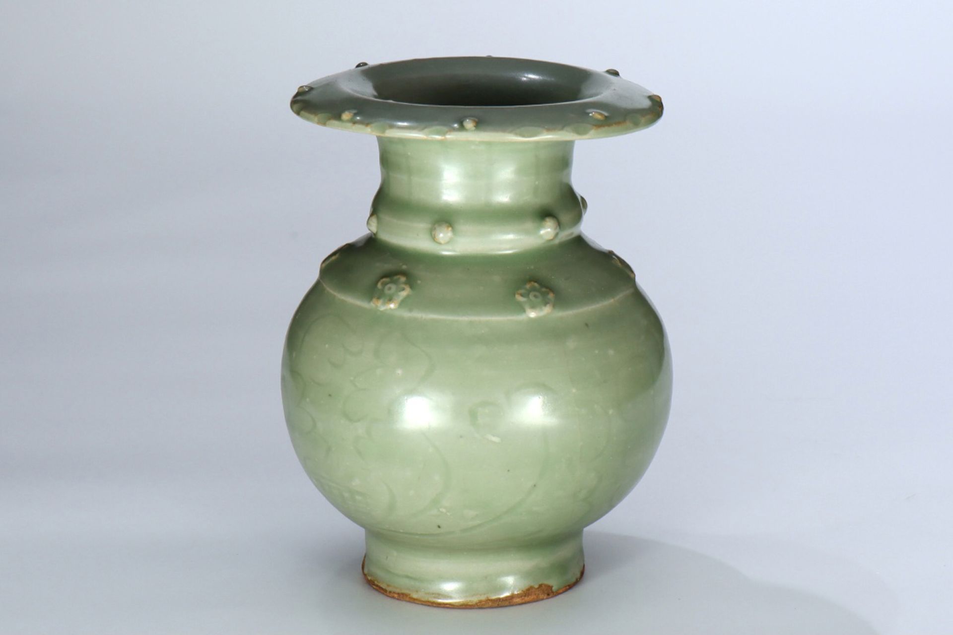 A 14th century Long Quan kiln celadon vase - Bild 2 aus 4