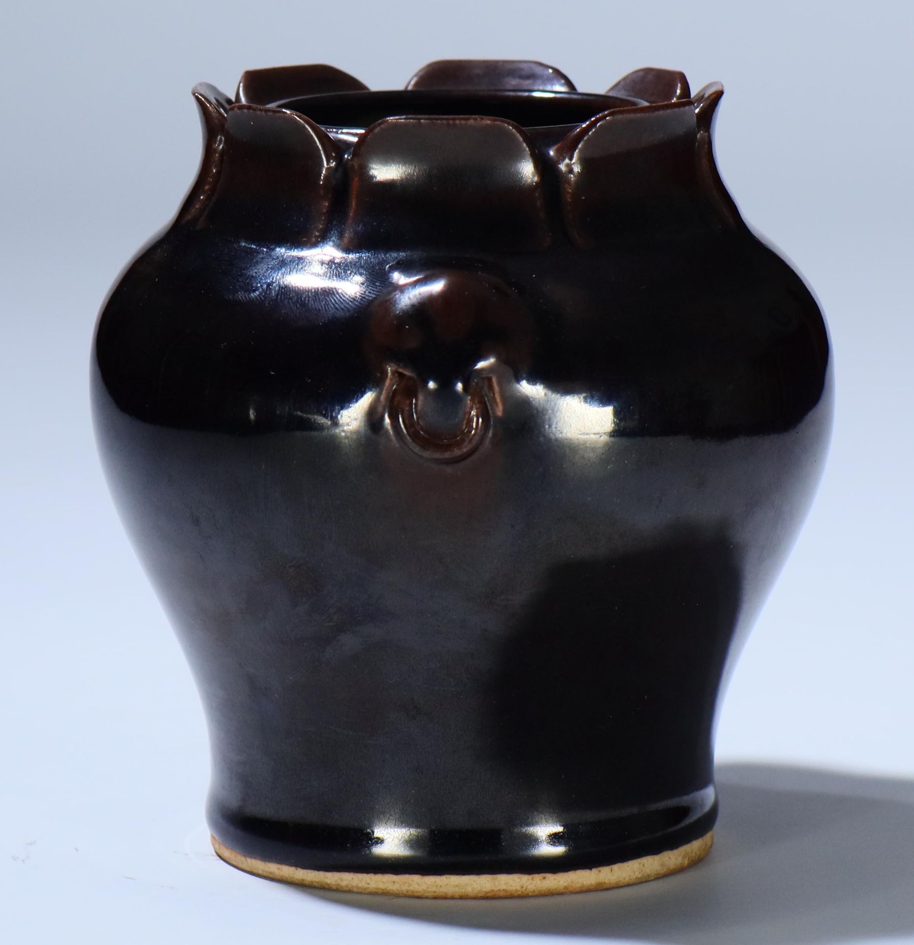 A small black-glazed jar - Bild 2 aus 4