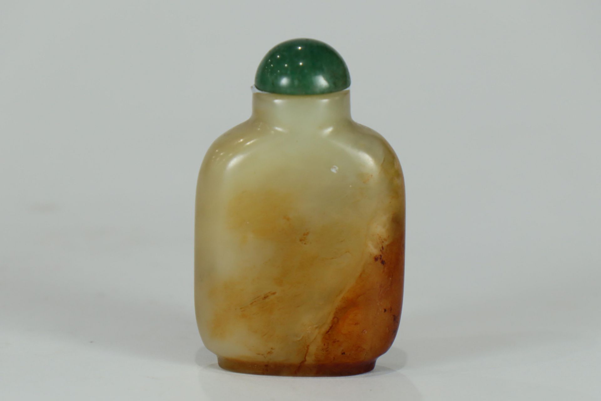 A 19th or 20th century jade snuff bottle - Bild 2 aus 3