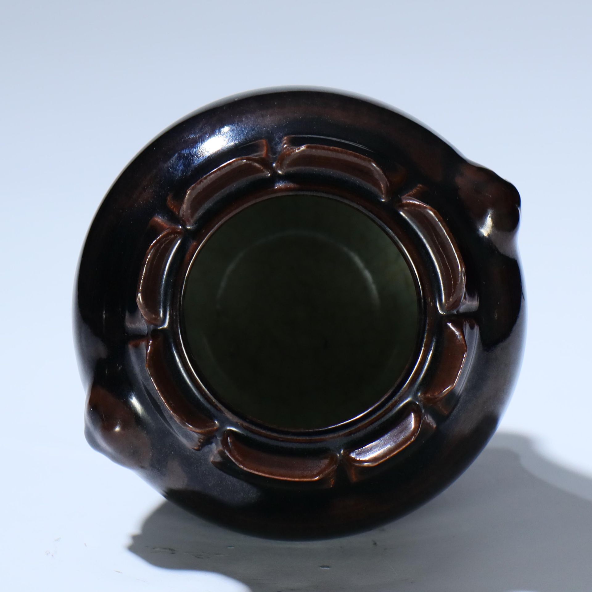 A small black-glazed jar - Bild 3 aus 4