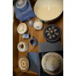 A mixed collection of Wedgwood to include blue Jasperware, dip blue lidded jar (af), Clementine
