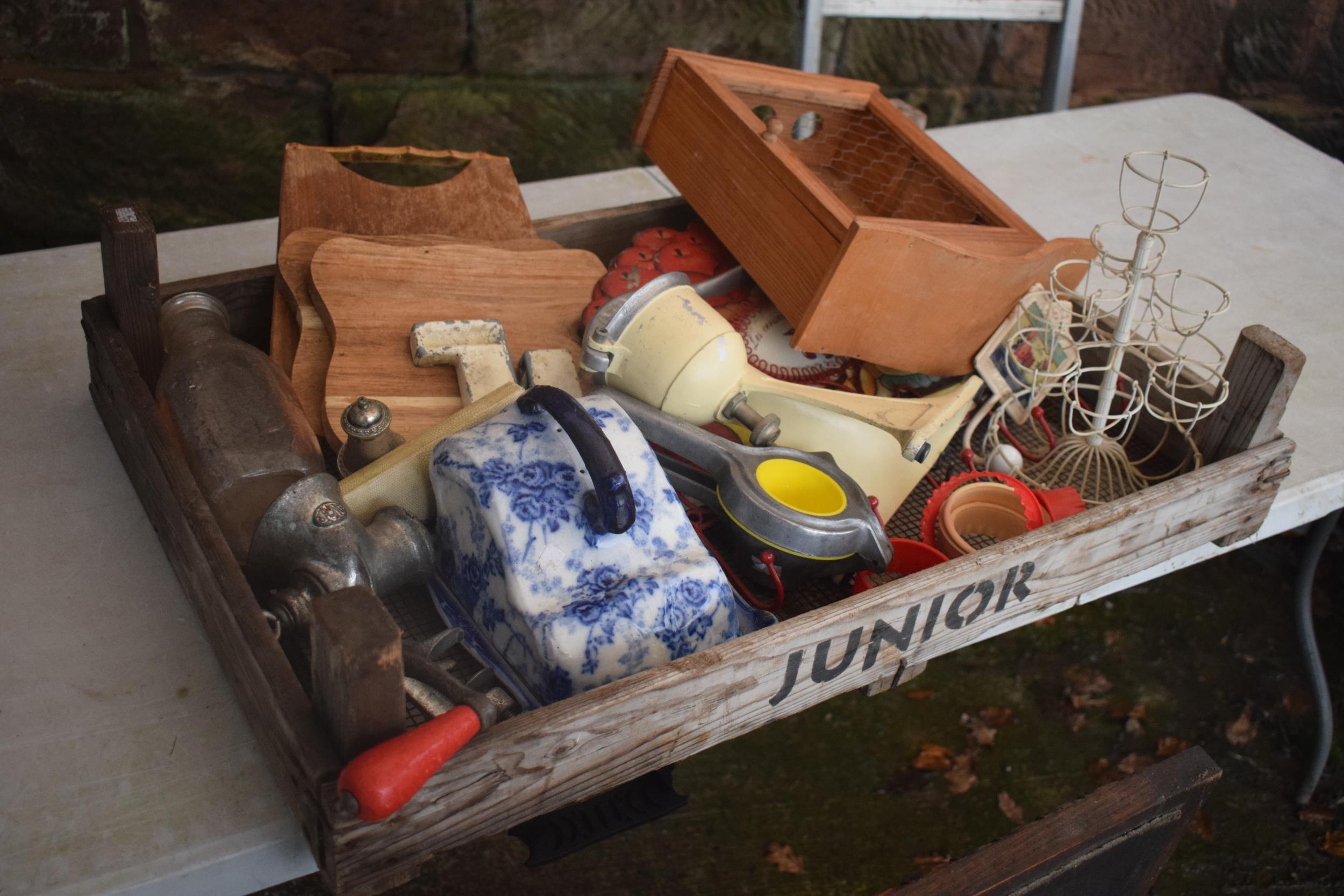 A mixed collection of vintage kitchenalia to include a wooden tray, dishes and assorted items (Qty). - Image 5 of 5