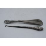 Silver handled shoe horn together with silver handled buttonhook, Birmingham 1908 (2).