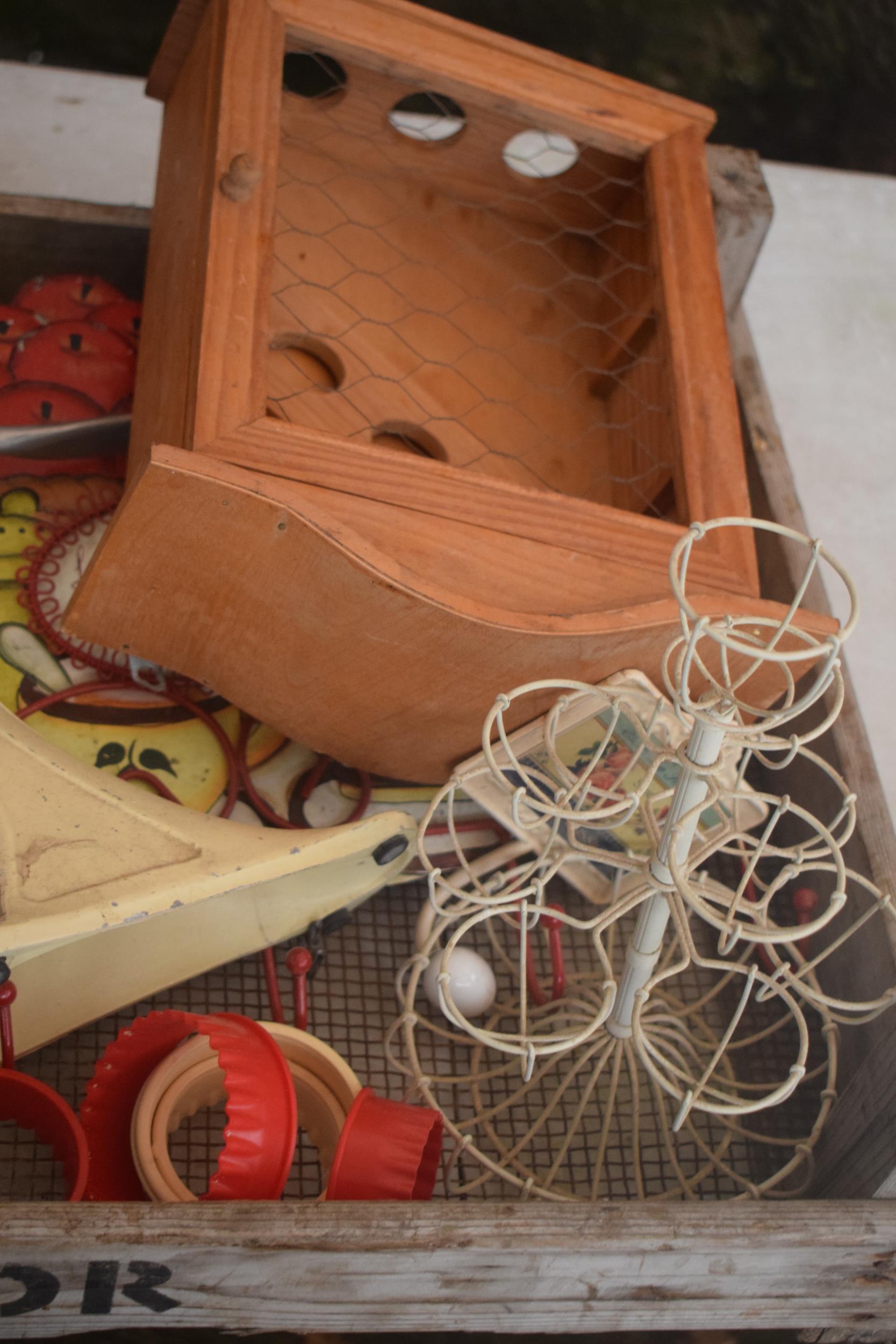 A mixed collection of vintage kitchenalia to include a wooden tray, dishes and assorted items (Qty). - Image 4 of 5