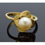 18ct gold ladies ring set with cultured pearl, 3.3 grams, size Q. No hallmarks but tests as 18ct