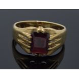 9ct gold gentleman's ring set with faceted stone, 6.0 grams, size U.