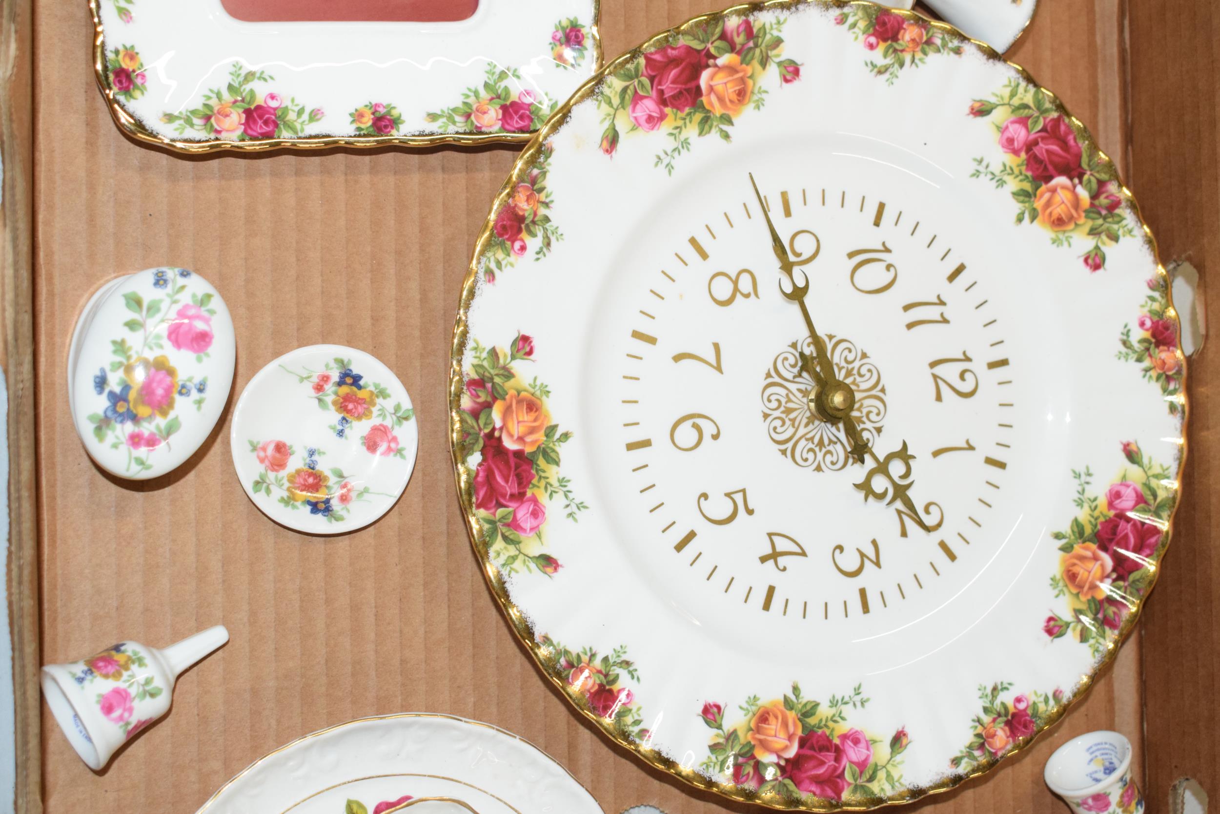 Royal Albert Old Country Roses and similar pottery to include a wall clock, posie baskets and others - Image 3 of 5