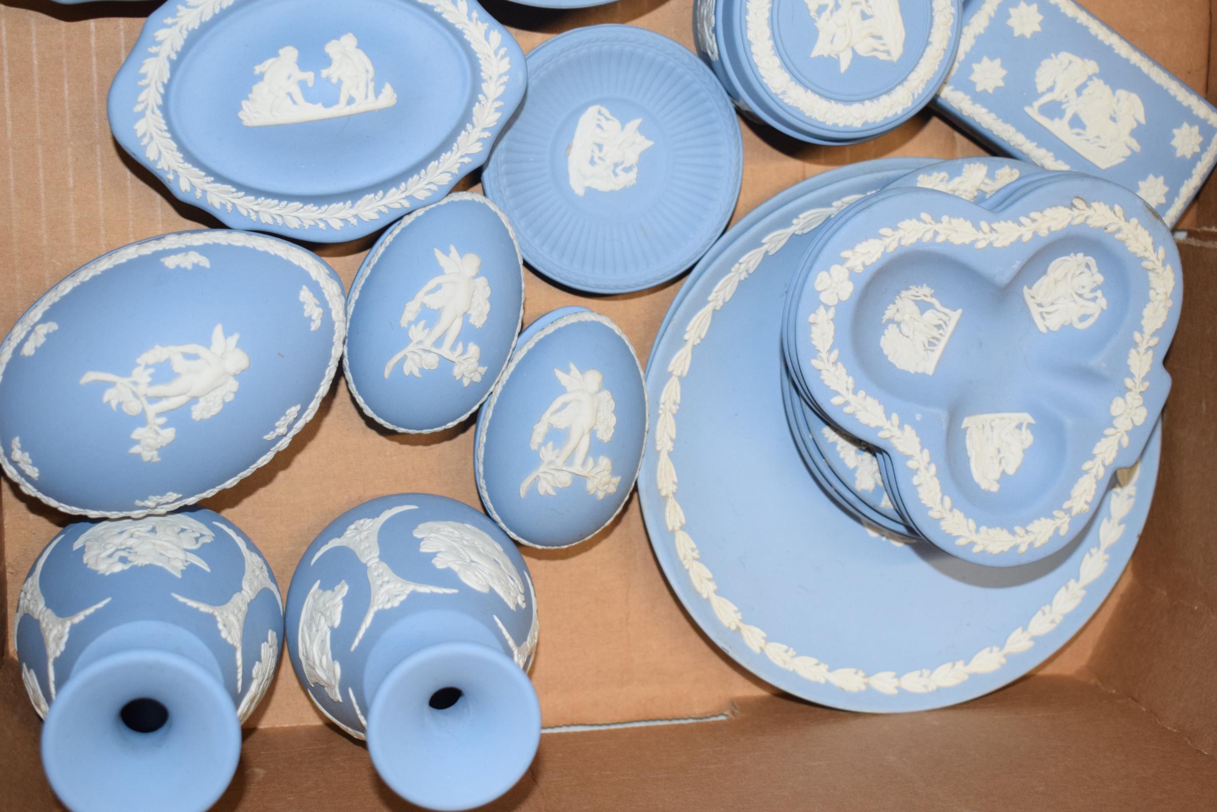 Wedgwood Jasperware in Blue: to include egg trinkets, plates, vases, a tankard and others (approx - Image 5 of 5