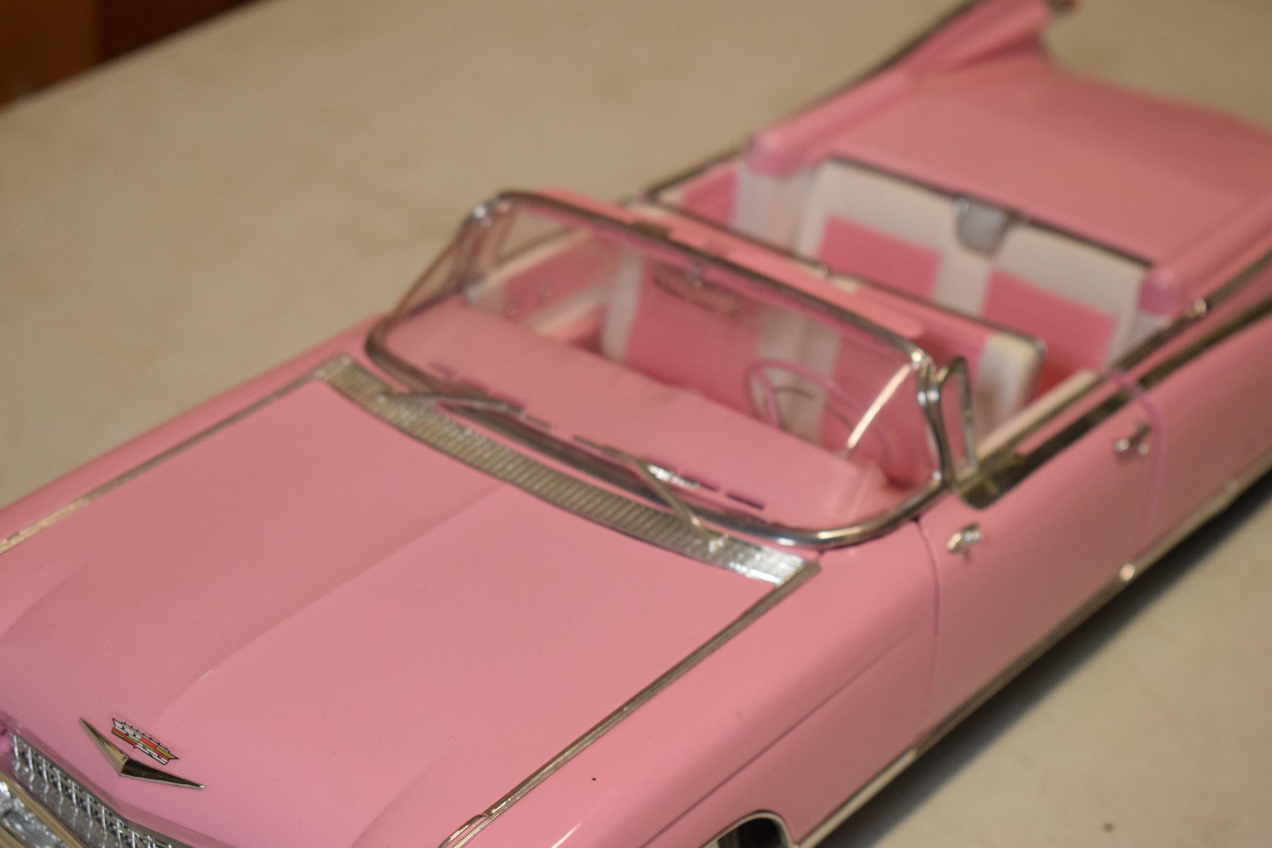 Maisto 1:12 scale Cadillac Eldorado Biarritz 1959 model in pink. - Image 4 of 9