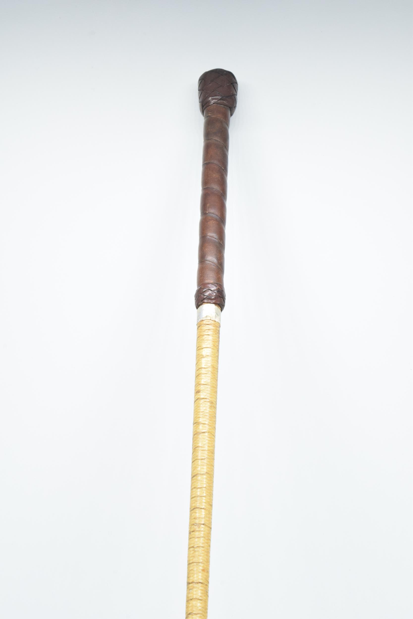 Vintage riding crop with leather handle, 81cm long. - Image 7 of 7