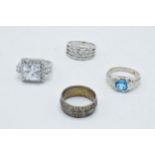 A collection of 4 silver rings of varying designs (4).
