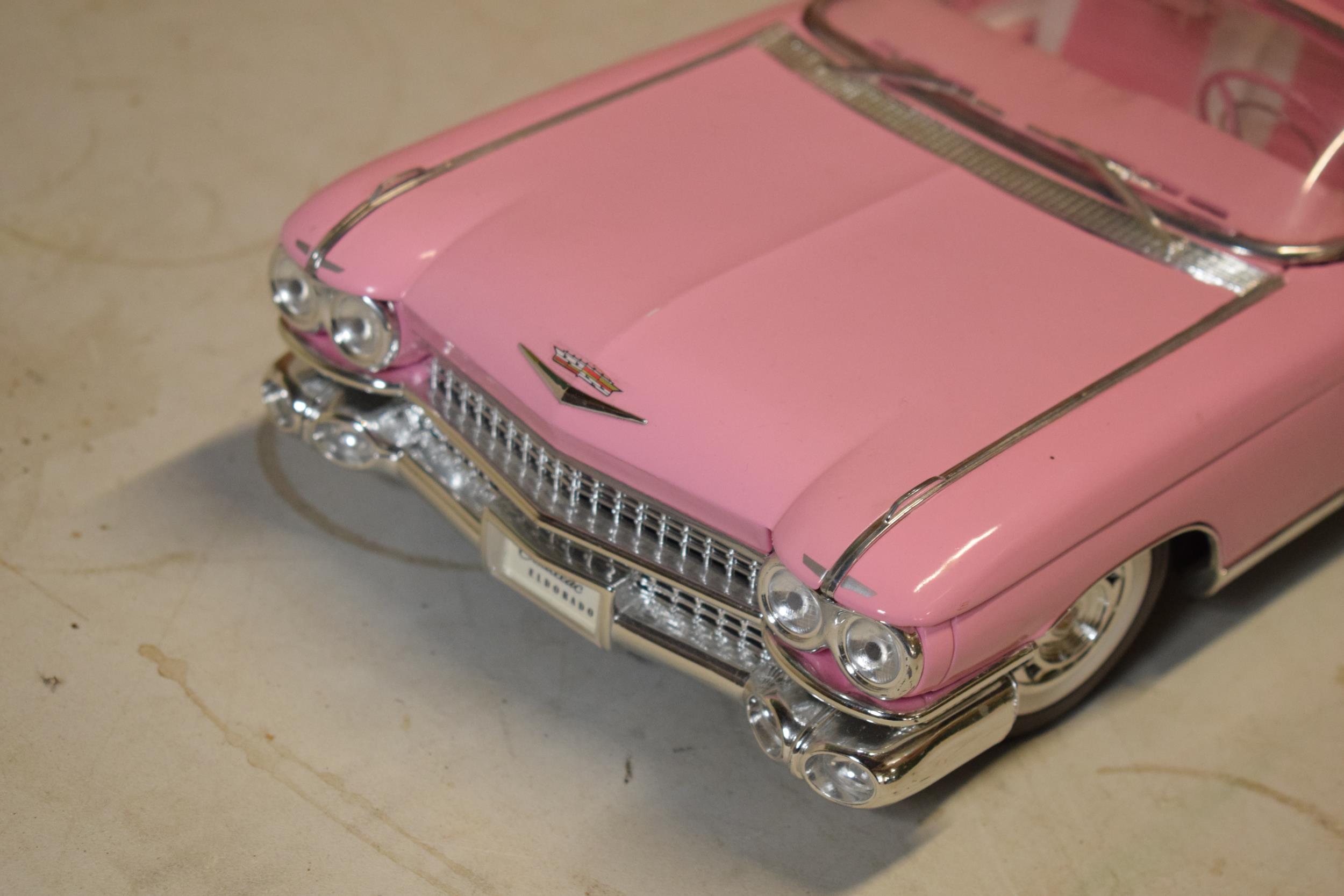 Maisto 1:12 scale Cadillac Eldorado Biarritz 1959 model in pink. - Image 3 of 9