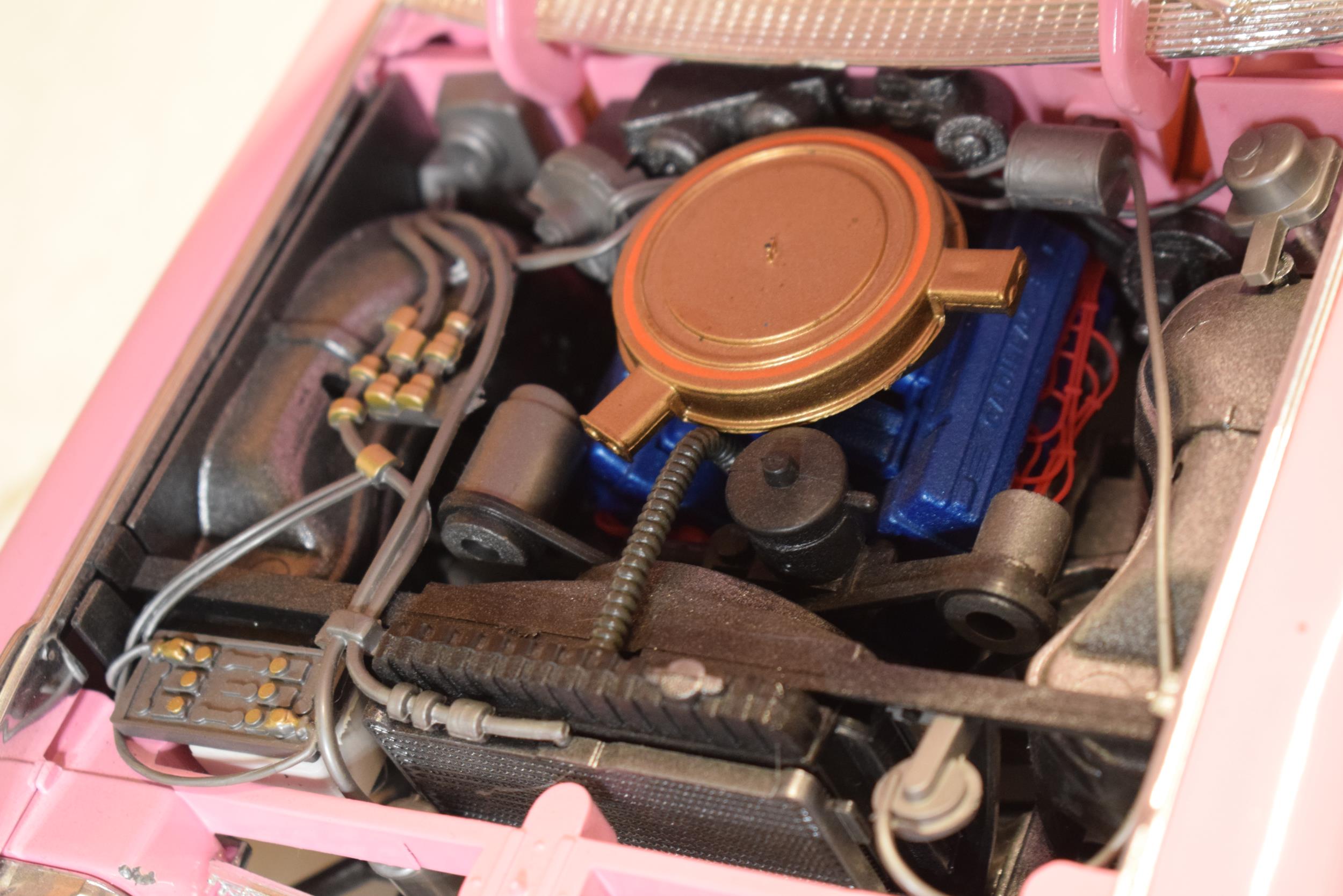 Maisto 1:12 scale Cadillac Eldorado Biarritz 1959 model in pink. - Image 6 of 9