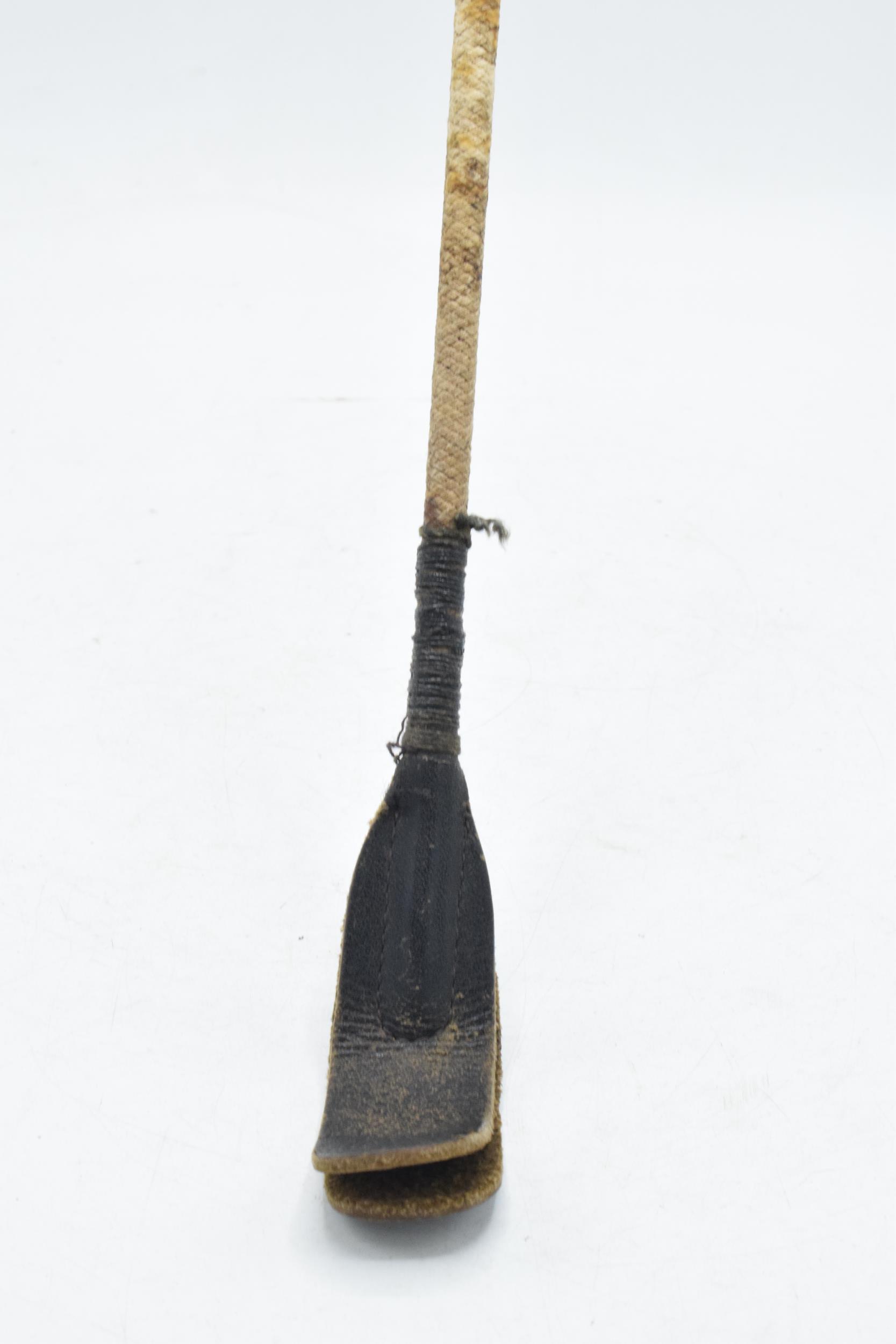 Vintage riding crop with leather handle, 81cm long. - Image 3 of 7