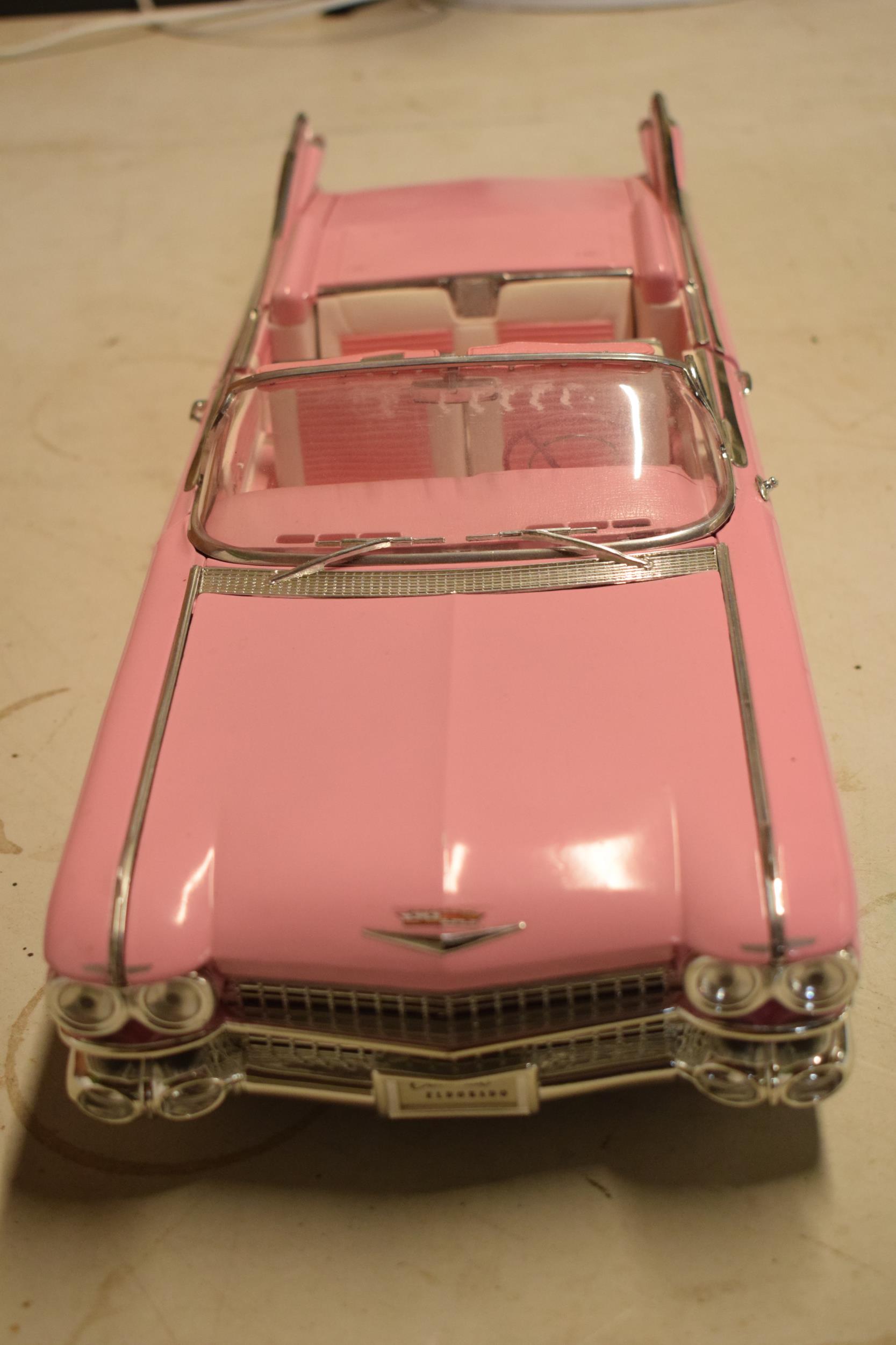 Maisto 1:12 scale Cadillac Eldorado Biarritz 1959 model in pink. - Image 2 of 9