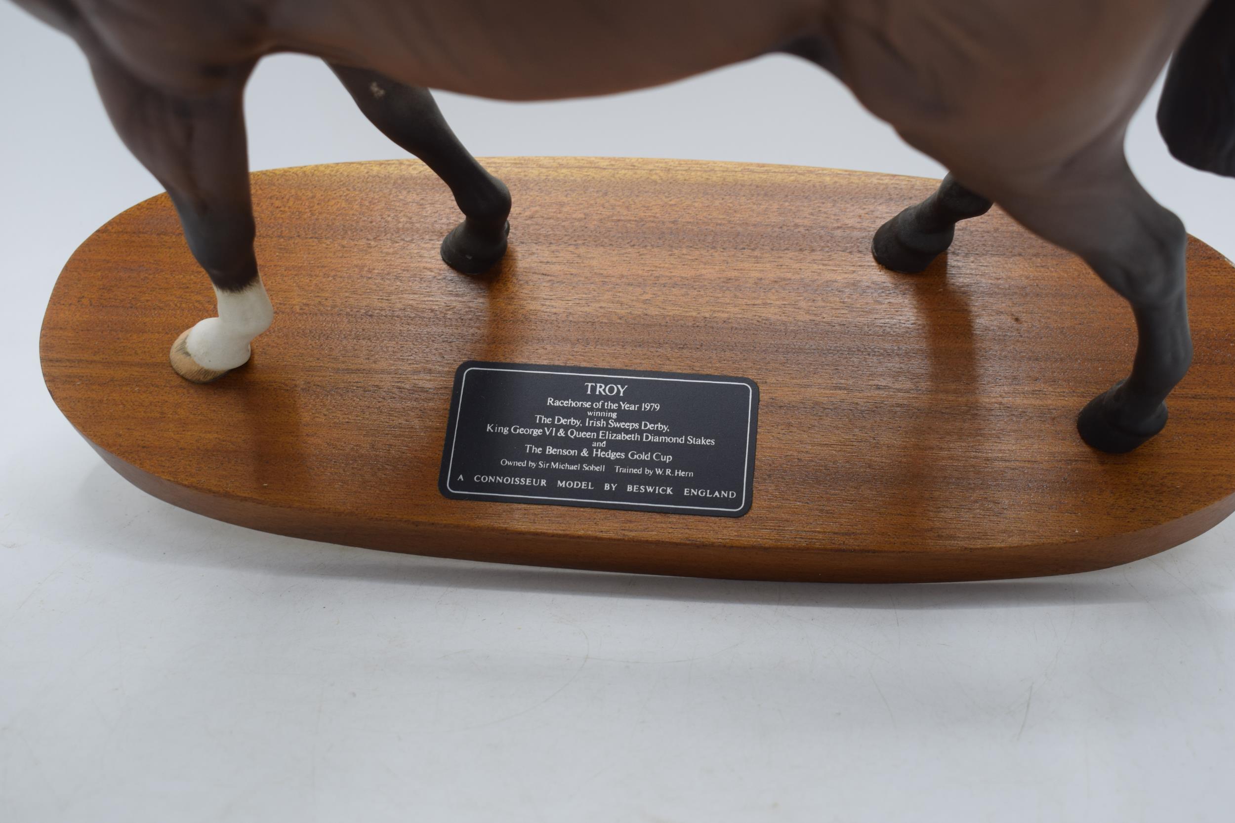 Beswick Connoisseur model of Troy Racehorse of the Year 1979 on wooden base. In good condition - Image 2 of 4