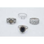 A collection of 4 silver rings of varying designs (4).