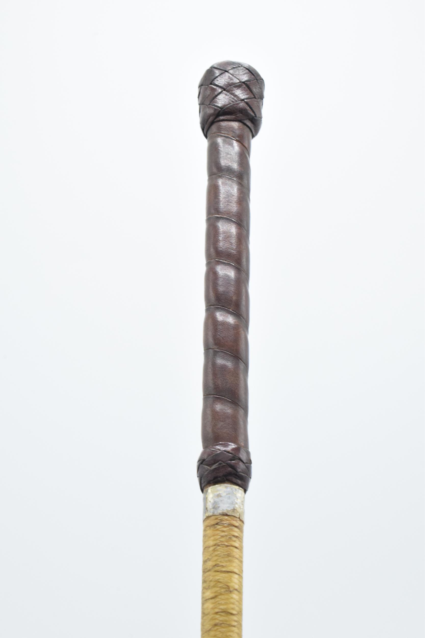 Vintage riding crop with leather handle, 81cm long. - Image 2 of 7