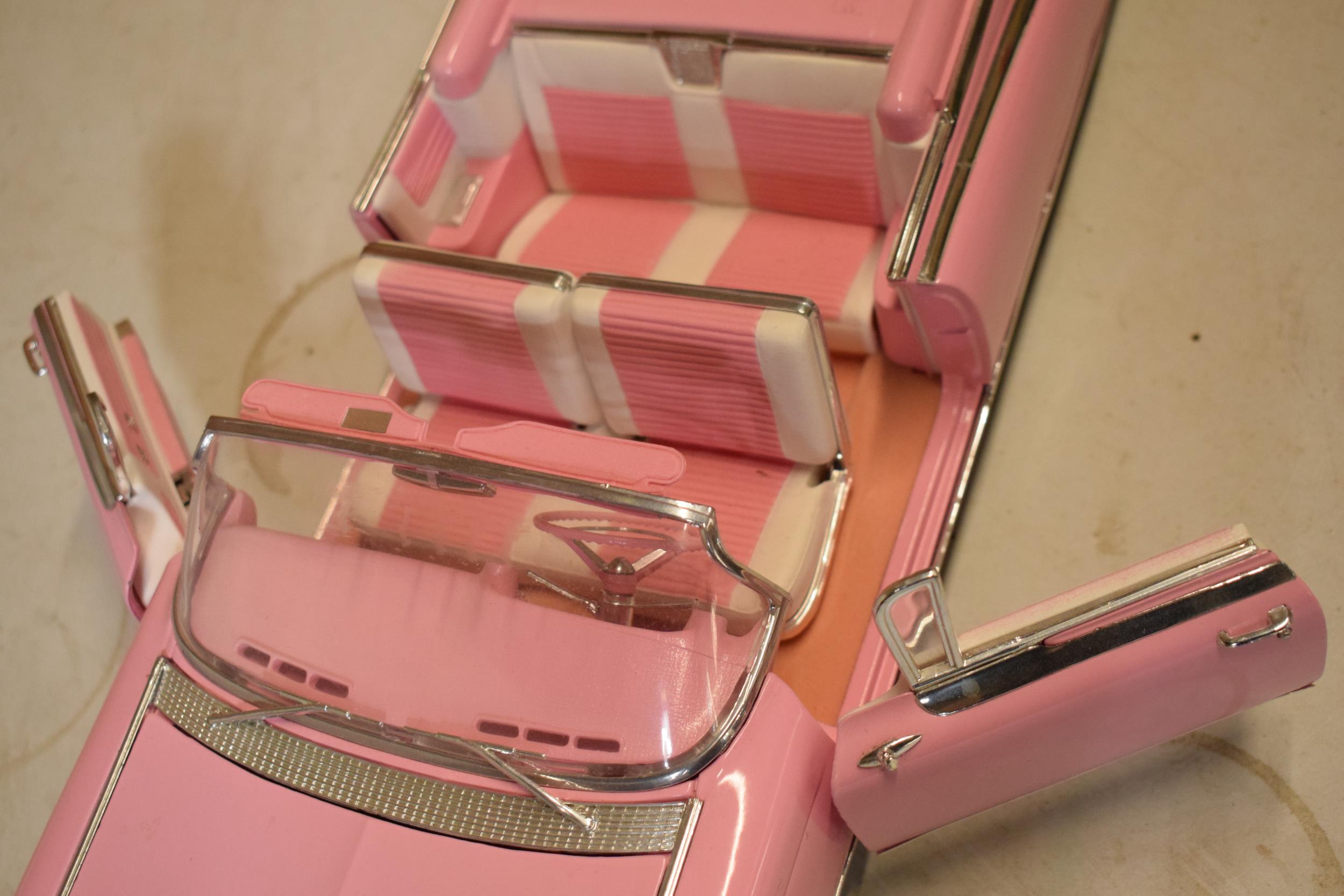 Maisto 1:12 scale Cadillac Eldorado Biarritz 1959 model in pink. - Image 7 of 9