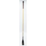 Vintage riding crop with leather handle, 81cm long.