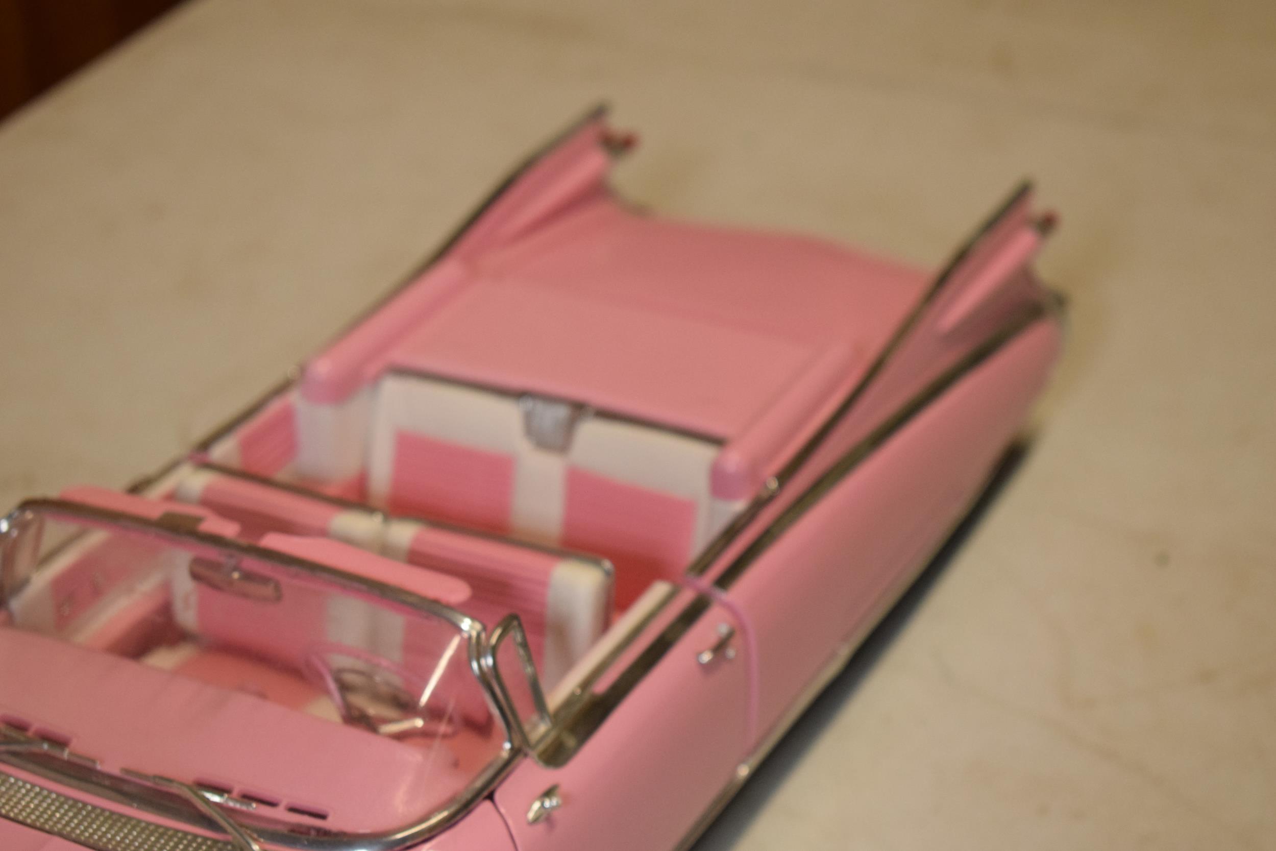 Maisto 1:12 scale Cadillac Eldorado Biarritz 1959 model in pink. - Image 5 of 9