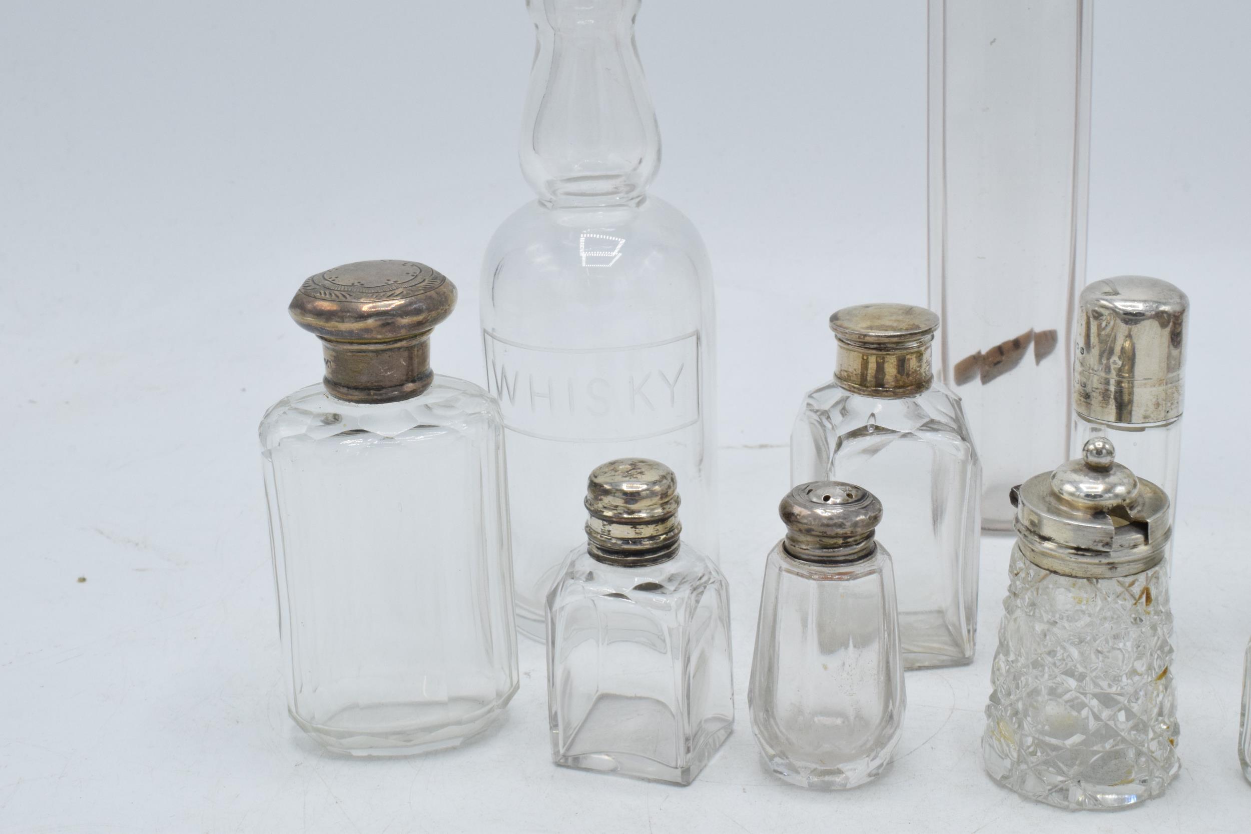 A collection of hallmarked silver topped glass containers to include cruets, perfume and others ( - Image 4 of 5