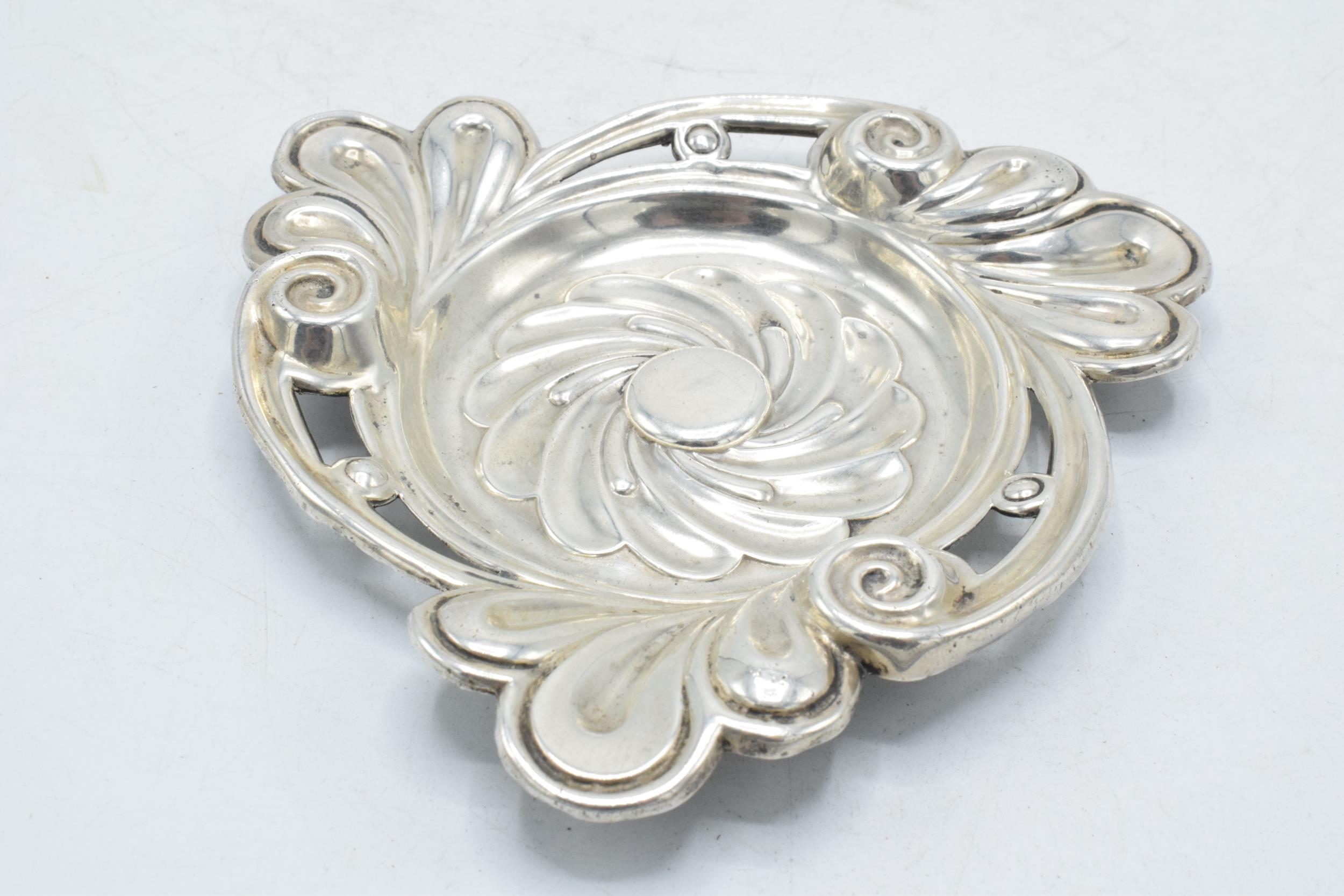 Ornate hallmarked silver sweet dish / pin tray, 64.4 grams, Birmingham 1894, 13cm diameter. - Image 2 of 6