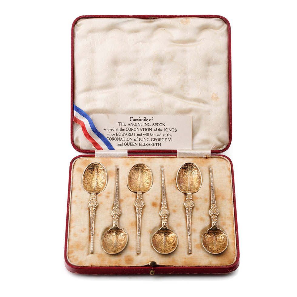 A cased set of 6 silver gilt tea spoons, 57.2 grams, Birmingham 1936, 'Facisimile of the Anointing