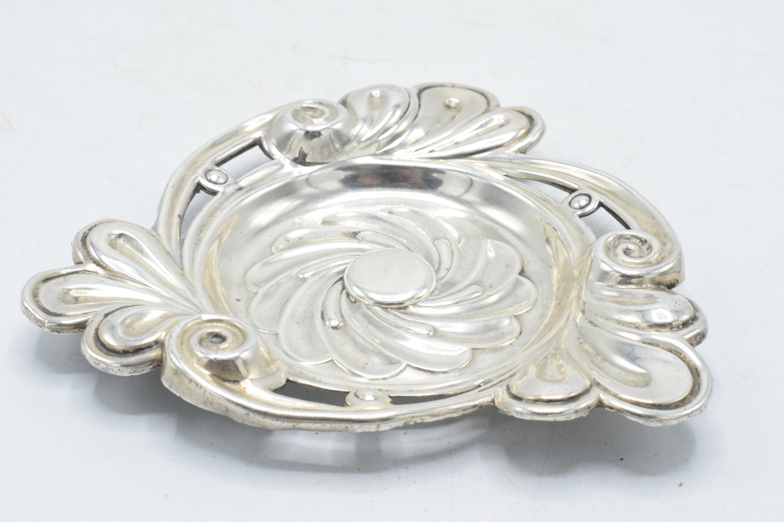 Ornate hallmarked silver sweet dish / pin tray, 64.4 grams, Birmingham 1894, 13cm diameter. - Image 4 of 6