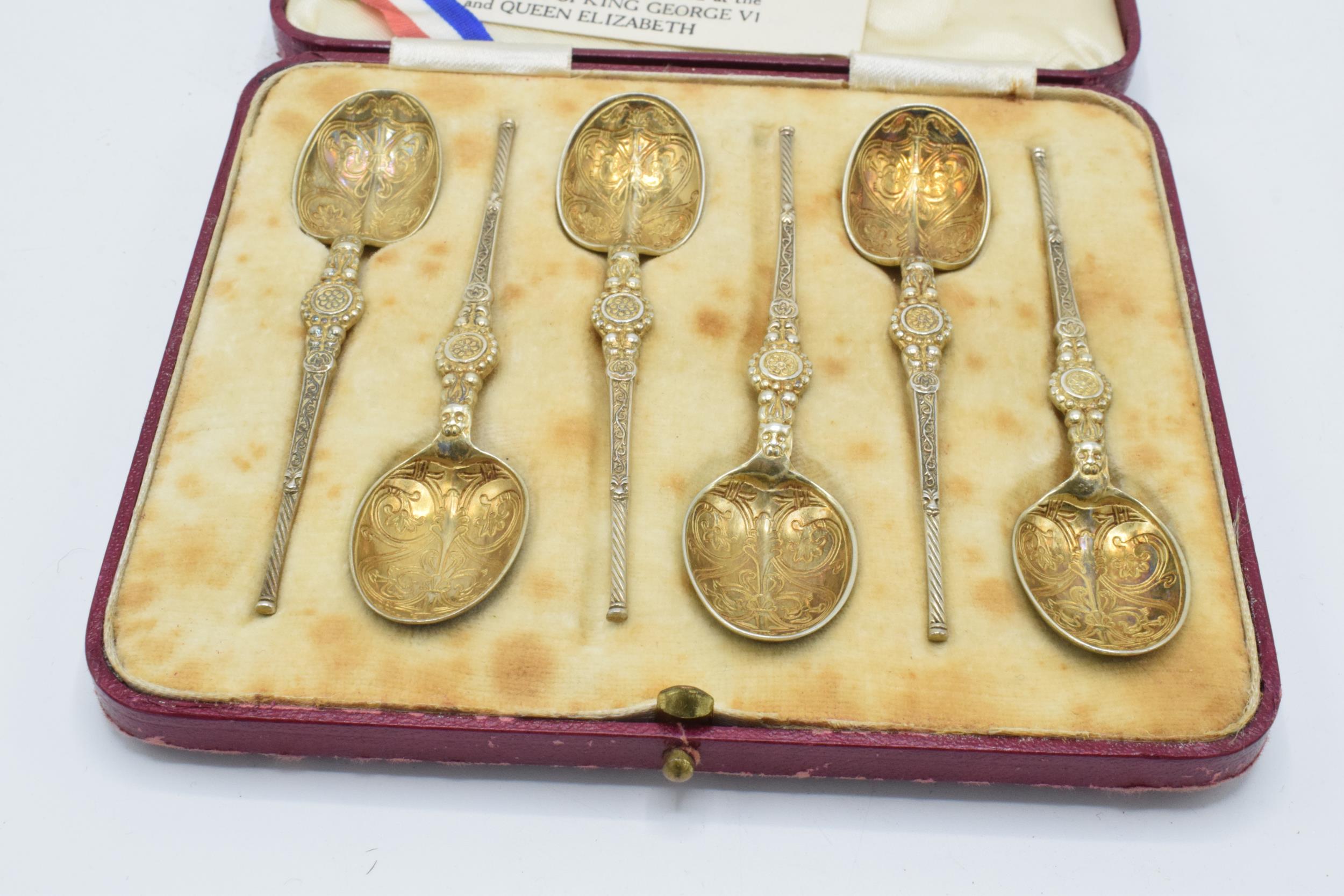 A cased set of 6 silver gilt tea spoons, 57.2 grams, Birmingham 1936, 'Facisimile of the Anointing - Image 2 of 5