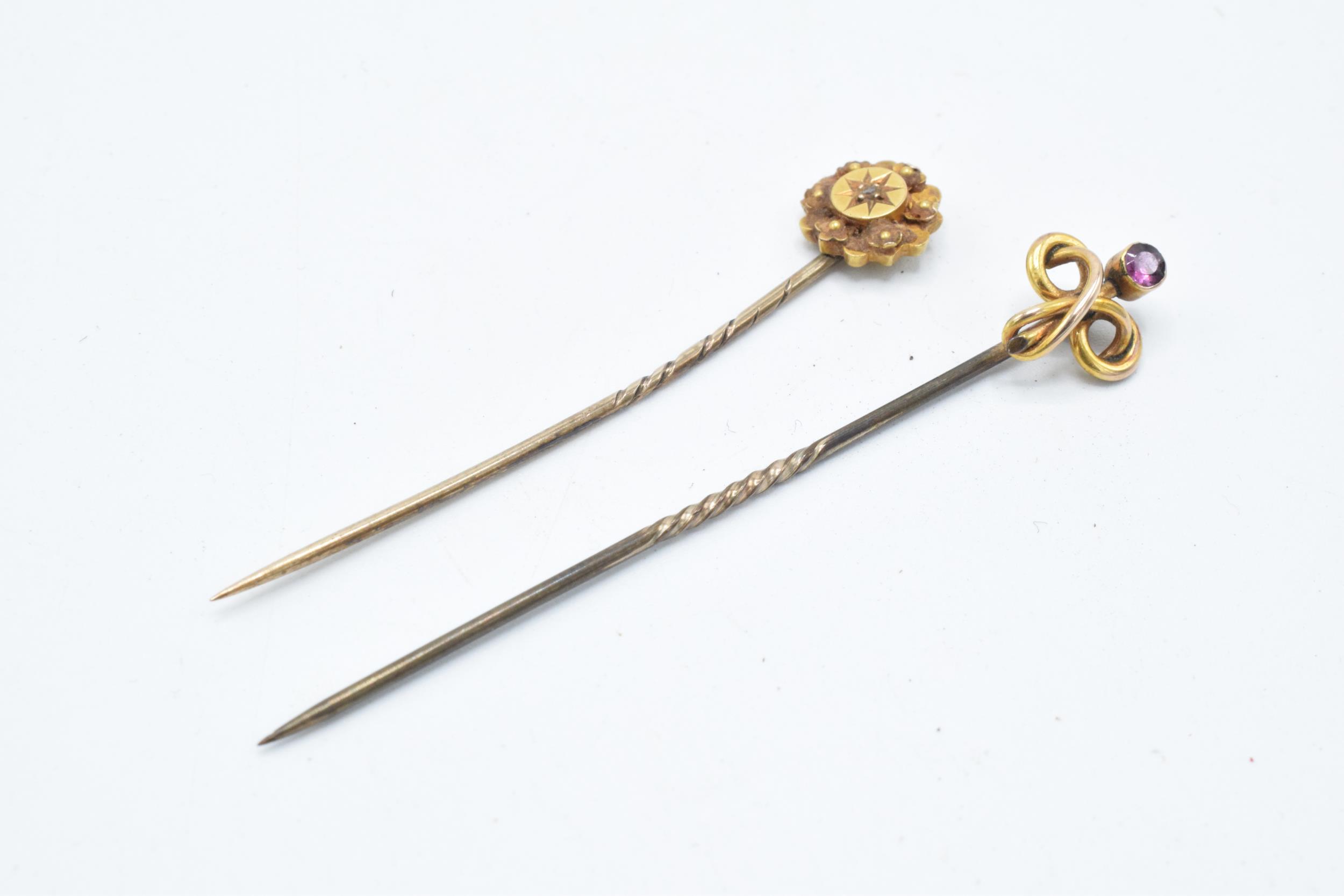 A pair of 9ct gold (tests as 9ct or better) stick pins, one set with amethyst, the other with - Image 4 of 4