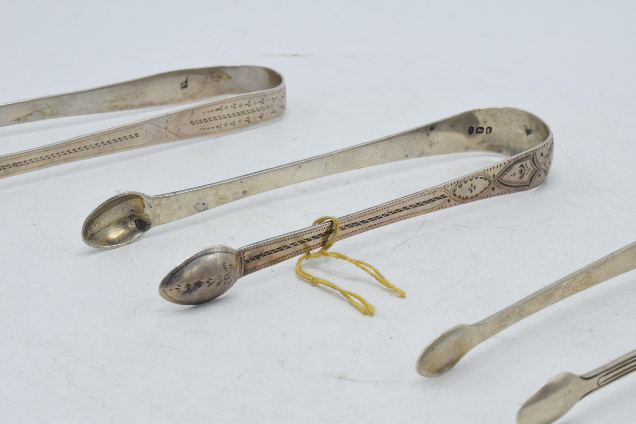 A trio of Georgian sugar tongs, one with bright cut decoration and 2 similar, 92.7 grams (3). - Image 4 of 5