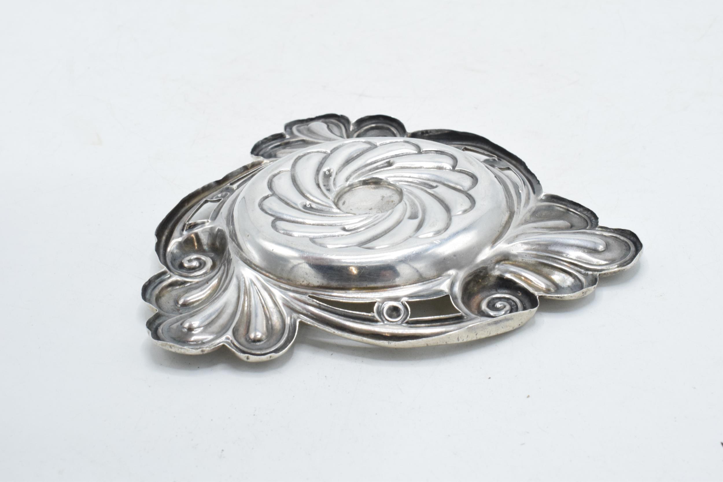 Ornate hallmarked silver sweet dish / pin tray, 64.4 grams, Birmingham 1894, 13cm diameter. - Image 6 of 6