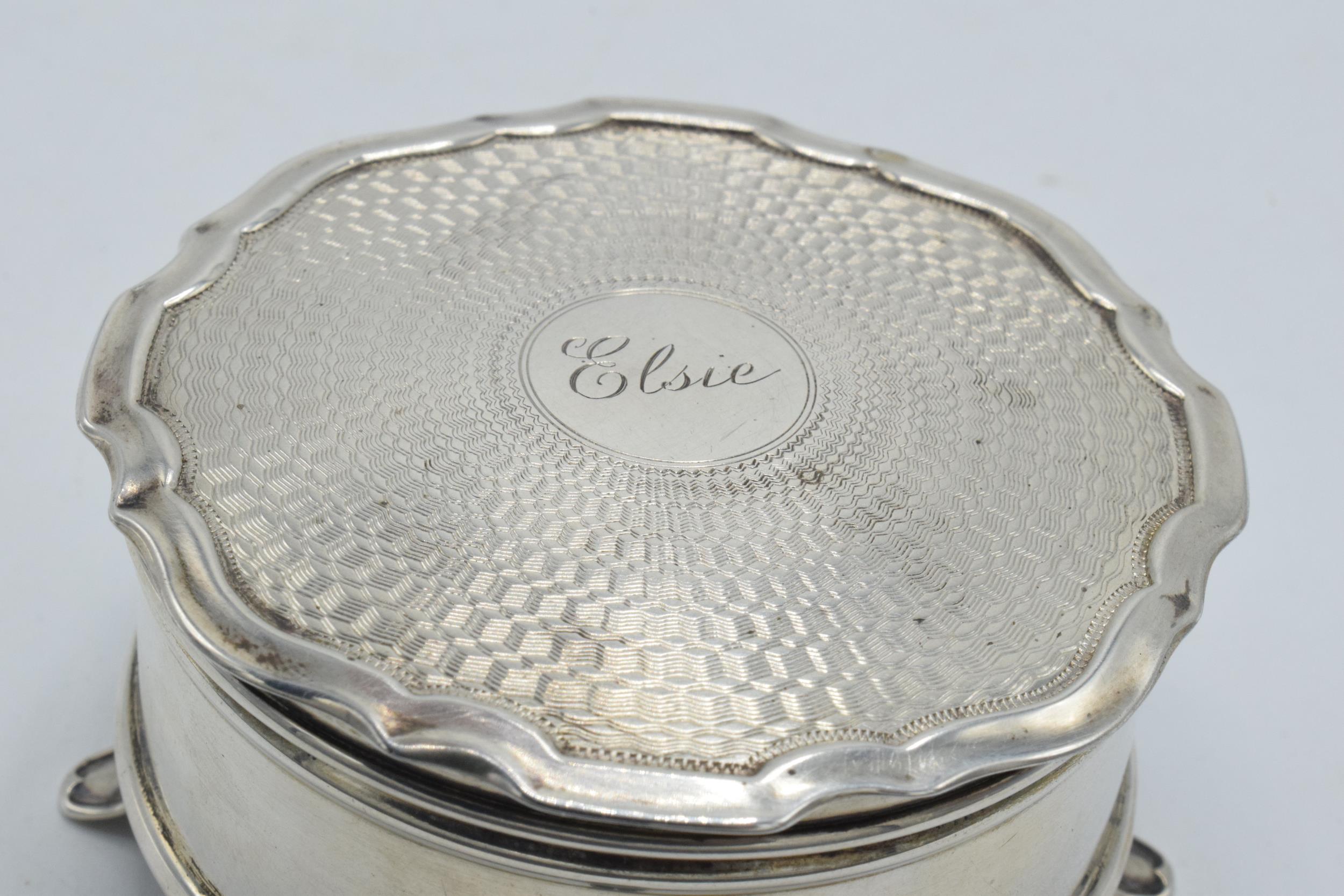 Silver jewellery trinket box with engineered decoration and 'Elsie' to the top, raised on 4 legs, - Image 4 of 6