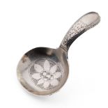 Hallmarked silver George V silver caddy spoon with engraved decoration, 10.1 grams, W W & S,