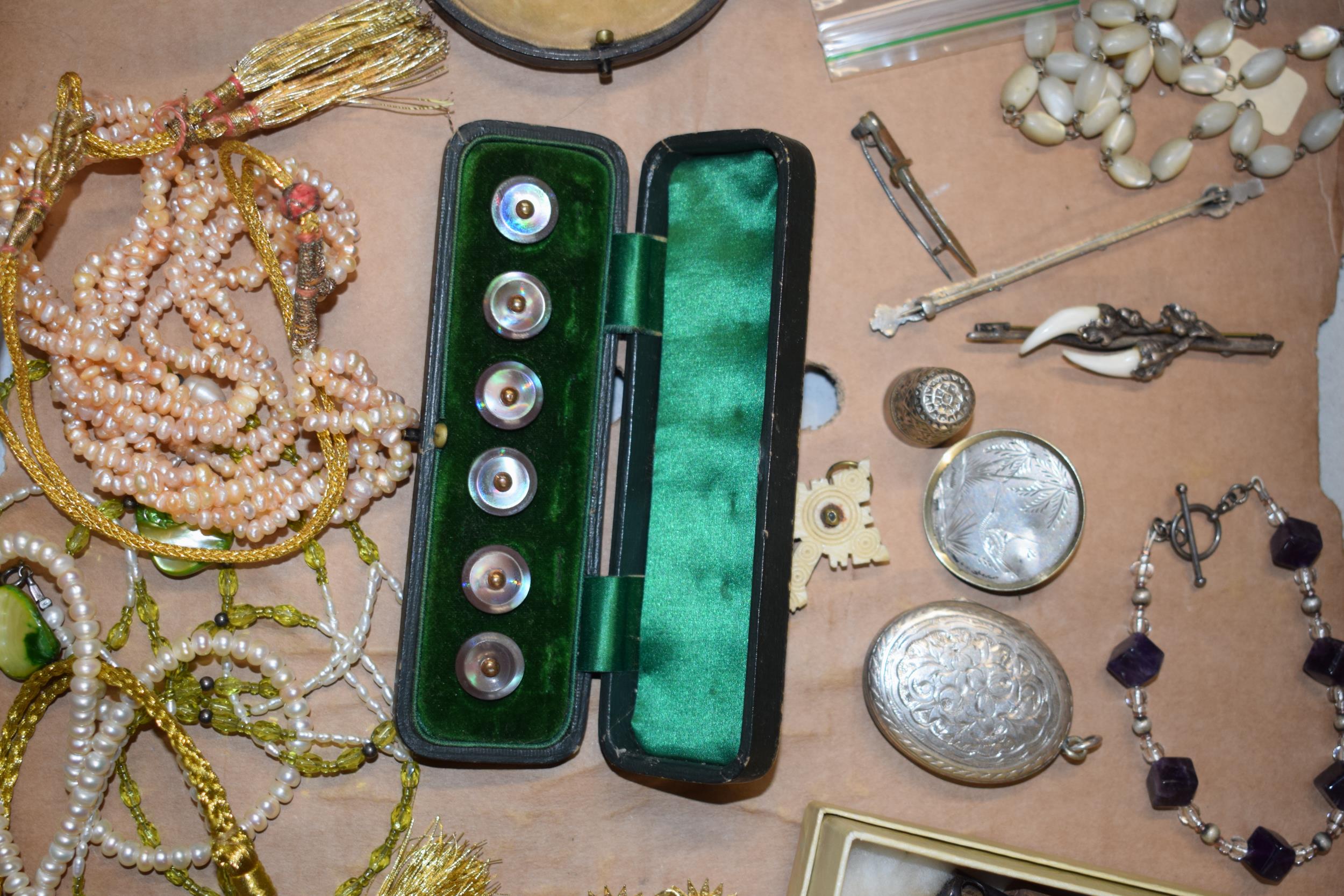 A mixed collection of jewellery and accessories to include cased buttons, a lockett, coins and - Image 3 of 4