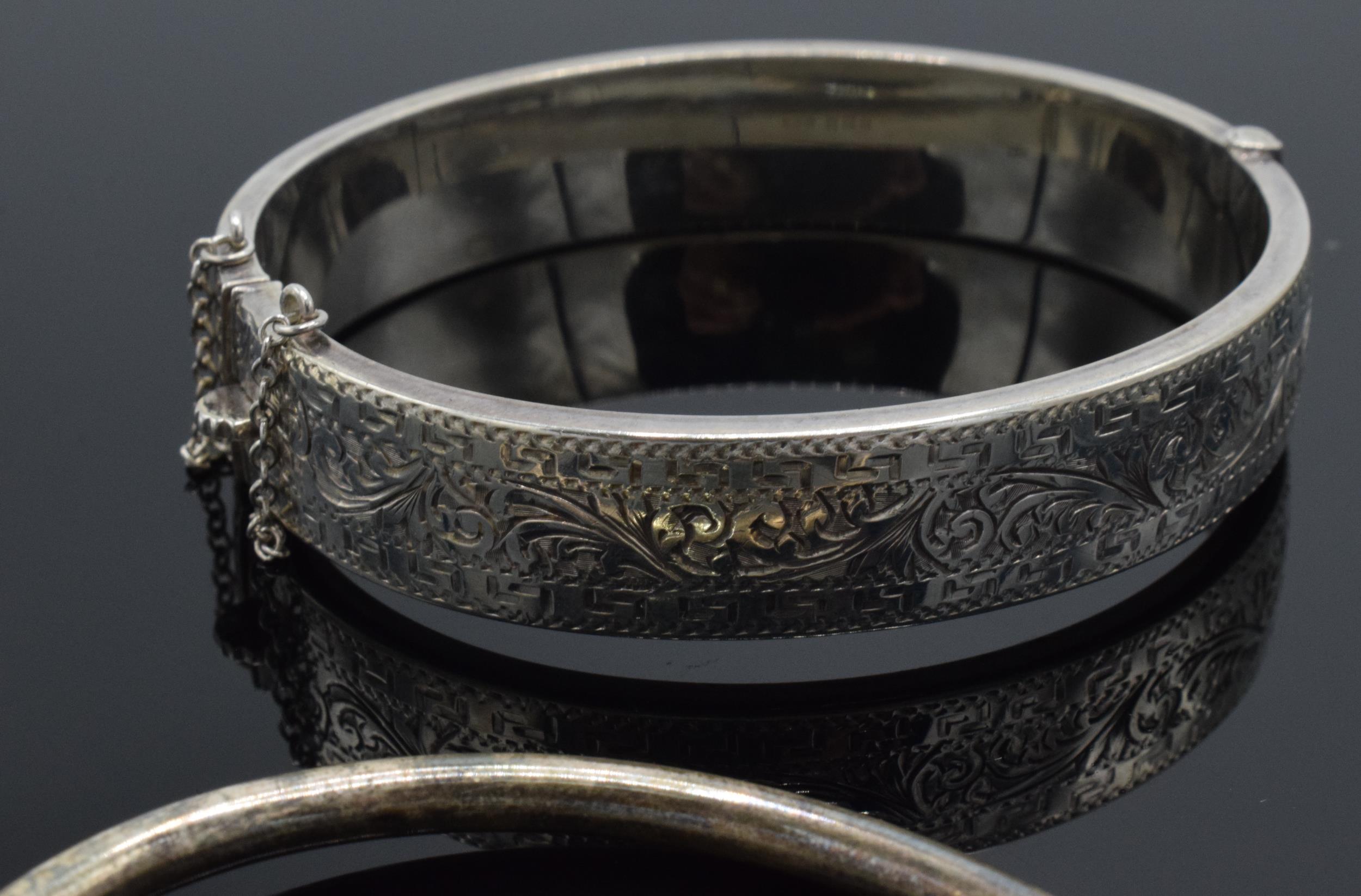 A collection of silver jewellery to include a silver hollow hinged bangle, a torque bangle, part - Image 6 of 8